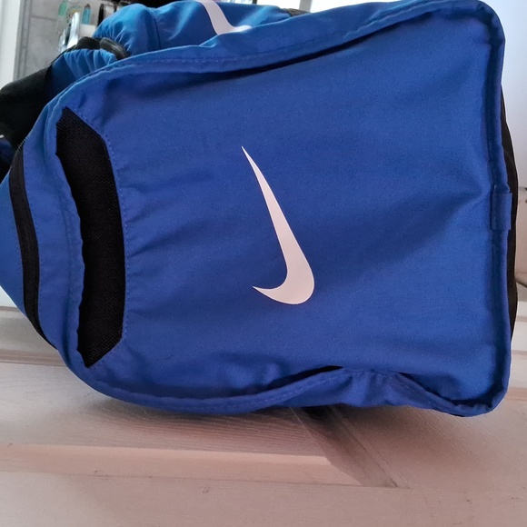 Nike 11" X 22" blue and black duffle bag with adjustable shoulder strap - Picture 2 of 9
